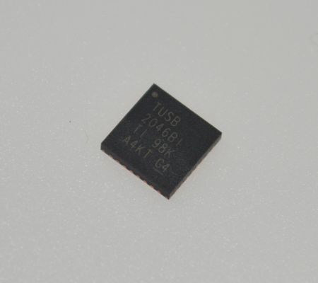 TUSB2046BIRHBR وحدة تحكم USB 2.0 ذات 4 منافذ مع دعم 12 ميجابت في الثانية / 1.5 ميجابت في الثانية، وأجهزة إرسال واستقبال مدمجة، وتشغيل 3.3 فولت، ووضع توفير الطاقة منخفض EMI، ونطاق درجة الحرارة الصناعية (-40 درجة مئوية إلى 85 درجة مئوية)