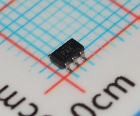 TLV70450DBVR 5V 150mA LDO فائق الانخفاض (300nA) مع PSRR عالي (70dB) بدقة 2٪ مستقر مع مكثف سيراميك 1µF دبوس تمكين وحماية حرارية في حزمة SOT-23