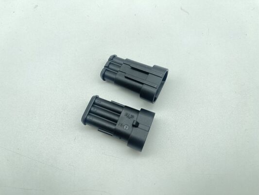 282105-1 رأس توصيل سلك بلوحة بـ 3 مواضع وبمساحة 5.0 مم، عمودي، فتحة تمرير، مغلف، قفل احتكاكي، مستقطب، بتصنيف 9 أمبير لإمدادات الطاقة والتحكم الصناعي