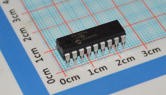 PIC16F54-I/P 8-bit RISC MCU 20MHz 512x12 فلاش 25B ذاكرة الوصول العشوائي 12 I/O DIP-18 2-5.5V -40°C~125°C طاقة منخفضة <2mA