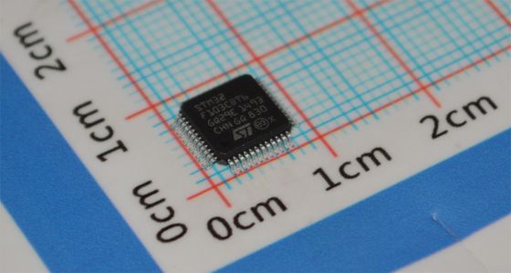 STM32F103CBT6 72MHz Cortex-M3 MCU 128KB فلاش 20KB ذاكرة الوصول العشوائي 2x12 بت ADC 3xUSART USB/CAN LQFP-48 2.0-3.6V -40 °C إلى +85 °C أداء الصناعية