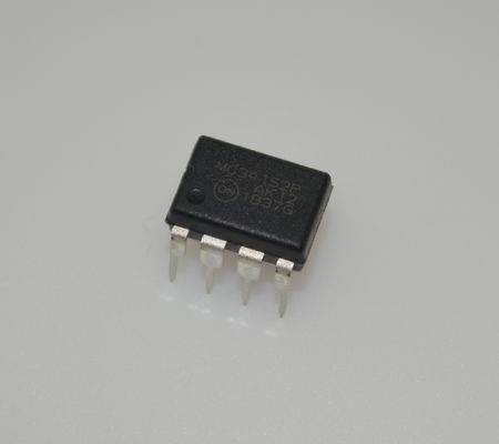MC34152PG محرك MOSFET مزدوج 1.5A ذروة التيار 12V-18V إمداد 50ns ارتفاع / هبوط DIP-8 -40 °C إلى +85 °C
