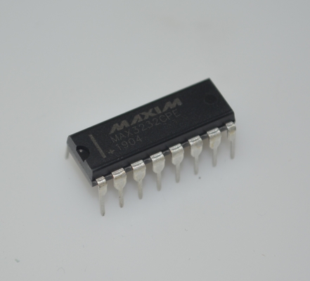 جهاز إرسال واستقبال MAX3232CPE RS-232 ±15kV حماية من التفريغ الكهروستاتيكي (ESD) 3.0-5.5 فولت جهد واسع 1μA طاقة منخفضة 250kbps معدل البيانات 2 سائق/2 مستقبل DIP-16 حزمة لاتصالات الصناعية