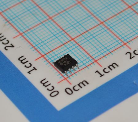 AD8052AR عالية السرعة 300MHz Op Amp ضوضاء منخفضة 4.5nV/√Hz 5V التشغيل السكك الحديدية إلى السكك الحديدية الخروج التشوه المنخفض و 160mA محرك الخروج للفيديو / ADC العازلات