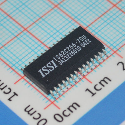 IS62C256-70U 32Kx8 SRAM عالية السرعة 70ns وقت الوصول طاقة منخفضة CMOS 5V التشغيل المعدل الصناعي TTL متوافق احتفاظ بالبيانات الموثوقة سهلة الاستخدام حزمة 28-Pin