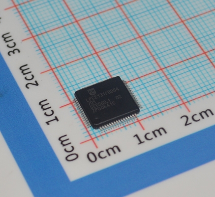 LPC2131FBD64/01,15 ARM7 MCU 32 بت RISC Core 64KB Flash 16KB RAM 60MHz السرعة USB 2.0 2x UART 64-LQFP -40 °C إلى +85 °C الصناعية