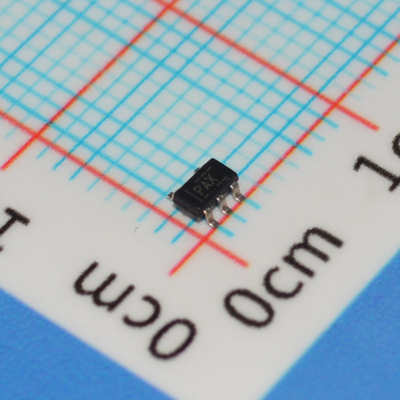 TLV70450DBVR 5V 150mA LDO فائق الانخفاض (300nA) مع PSRR عالي (70dB) بدقة 2٪ مستقر مع مكثف سيراميك 1µF دبوس تمكين وحماية حرارية في حزمة SOT-23