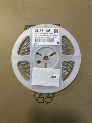 مكثف سيراميك متعدد الطبقات عالي السعة 1µF X7R في هيكل 1206، بجهد 50 فولت، وثبات واسع النطاق للحرارة، ومقاومة داخلية منخفضة (ESR/ESL)، وقدرة عالية على التعامل مع التيارات المتذبذبة، وأداء قوي لتطبيقات ترشيح الطاقة وفصل المكونات في الصناعة.