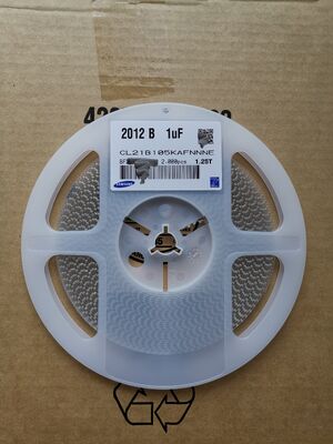 مكثف سيراميك متعدد الطبقات عالي السعة 1µF X7R في هيكل 1206، بجهد 50 فولت، وثبات واسع النطاق للحرارة، ومقاومة داخلية منخفضة (ESR/ESL)، وقدرة عالية على التعامل مع التيارات المتذبذبة، وأداء قوي لتطبيقات ترشيح الطاقة وفصل المكونات في الصناعة.