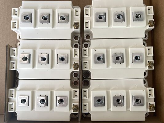 وحدة IGBT SKM400GAR12E4 1200V 400A منخفضة Vce(sat) متانة عالية ضد قصر الدائرة خسارة تبديل منخفضة عزل عالي درجة صناعية لمحولات الطاقة الشمسية وأجهزة UPS عالية القدرة