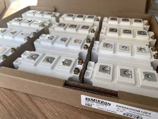 وحدة IGBT SKM400GB12E4 1200V 400A منخفضة Vce(sat) متانة عالية ضد قصر الدائرة خسارة تبديل منخفضة عزل عالي درجة صناعية لمحركات القيادة و UPS الصناعية