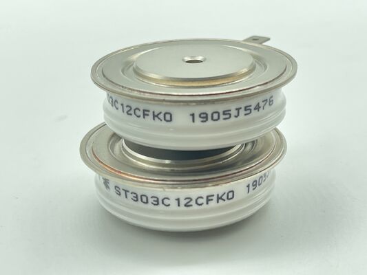 ST303C12CFK0 وحدة جسر نصف 1200 فولت 300 أمبير منخفضة Vce(sat) خسارة منخفضة متانة ماس كهربائي مدمجة NTC لمحركات الأقراص والمحولات الصناعية