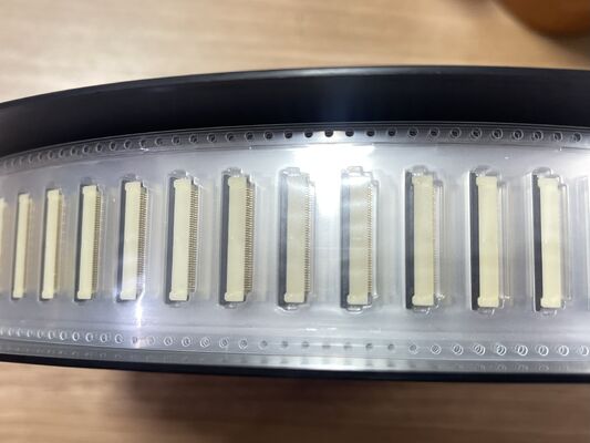 موصل FFC/FPC 62684-401100ALF، 40 موضعًا، مسافة 0.5 مم، نوع ZIF، مشغل قلاب، تثبيت سطحي، اتجاه أفقي، 0.5 أمبير، 50 فولت، مثالي للإلكترونيات الاستهلاكية والشاشات