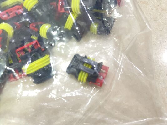 282087-1 4 موقف 2.5mm Pitch Wire-to-Board Receptacle Crimp Housing Friction Lock Panel Mount Polarized UL 94V-0 4.5A تصنيف لتوزيع الطاقة والصناعية