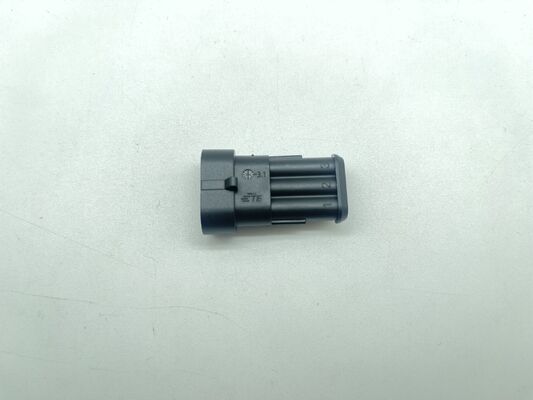 282105-1 رأس توصيل سلك بلوحة بـ 3 مواضع وبمساحة 5.0 مم، عمودي، فتحة تمرير، مغلف، قفل احتكاكي، مستقطب، بتصنيف 9 أمبير لإمدادات الطاقة والتحكم الصناعي