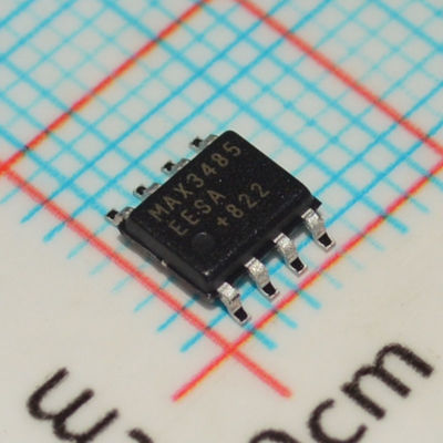 MAX3485EESA 3.3V RS-485/RS-422 جهاز استلام 10Mbps 1/8 وحدة حمولة (256 عقدة) ± 15kV ESD SOIC-8 -40°C إلى +85°C
