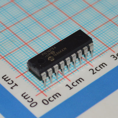 PIC16F54-I/P 8-bit RISC MCU 20MHz 512x12 فلاش 25B ذاكرة الوصول العشوائي 12 I/O DIP-18 2-5.5V -40°C~125°C طاقة منخفضة <2mA