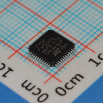 STM32F103CBT6 72MHz Cortex-M3 MCU 128KB فلاش 20KB ذاكرة الوصول العشوائي 2x12 بت ADC 3xUSART USB/CAN LQFP-48 2.0-3.6V -40 °C إلى +85 °C أداء الصناعية