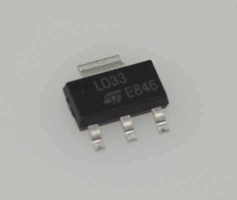 LD1117S33CTR منظم جهد LDO بجهد 3.3 فولت مع خرج 1 أمبير، جهد منخفض التسرب، دقة عالية، حماية من التيار الزائد والحرارة، مستقر مع مكثفات سيراميك، حزمة SOT-223